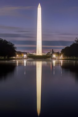 Geceleyin Washington Anıtı ünlü yansıtma havuzuna yansıdı.