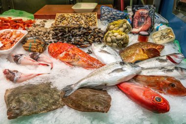 Barselona, İspanya 'da bir pazarda taze balık, deniz ürünleri ve kabuklular satılıyor.