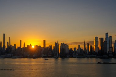 New York 'un merkezindeki Manhattan silueti gün doğumunda Weehawken, New Jersey' den görüldü.