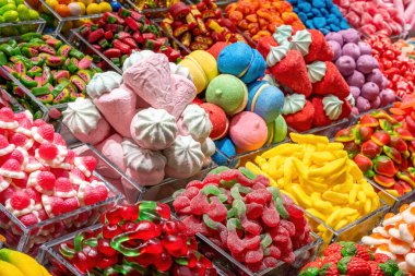 Şeker ve ikramlar Barselona 'da bir markette satılıyor.