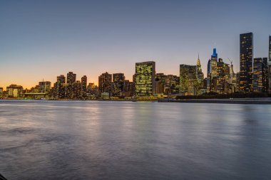 Manhattan 'ın göbeğinde Chrysler Buidling ve BM binası gün batımından sonra.