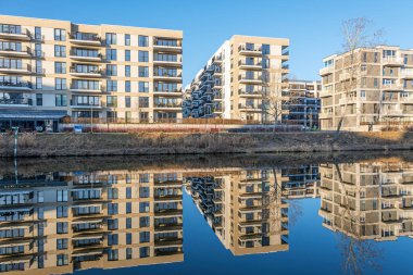 Berlin, Almanya 'da küçük bir kanala yansıyan modern apartman binaları