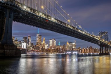 New York 'taki Manhattan Köprüsü' nün arkasında Brooklyn Köprüsü var.