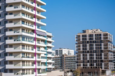 Badalona, İspanya 'da modern apartman binaları görüldü