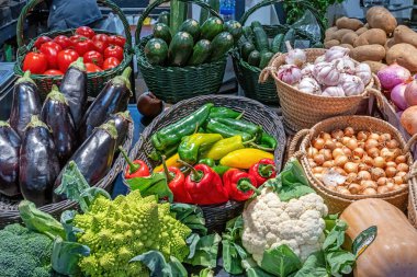 İspanya 'nın Barselona şehrinde çeşitli sebzelerle market tezgahı