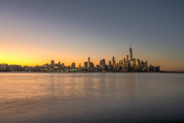 Manhattan şehir merkezinin ufuk çizgisi New York 'ta güneş doğmadan hemen önce.