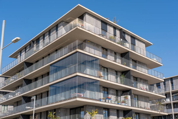 Новые многоквартирные дома с балконами в Барселоне, Испания