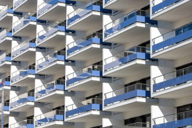 İspanya Badalona 'da birçok balkonu olan modern bir konut binasının cephesi