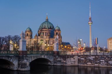 Katedral ve Berlin 'in ünlü TV Kulesi.