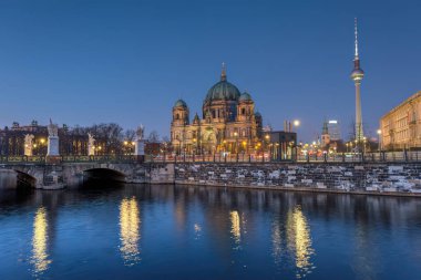 Görkemli katedral ve Berlin 'in ünlü TV Kulesi alacakaranlıkta