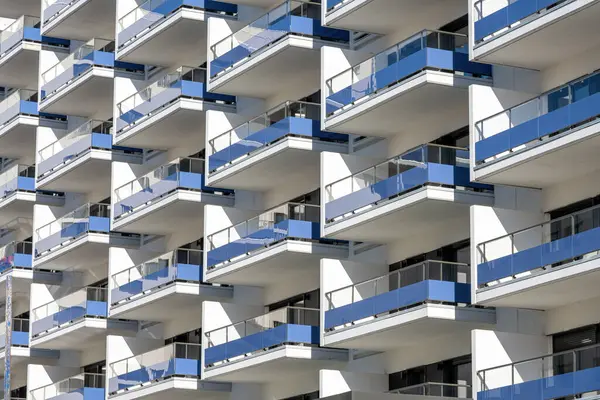 İspanya Badalona 'da birçok balkonu olan modern bir konut binasının cephesi