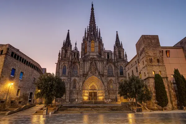 Barselona Katedrali 'nde şafakta insan yok.