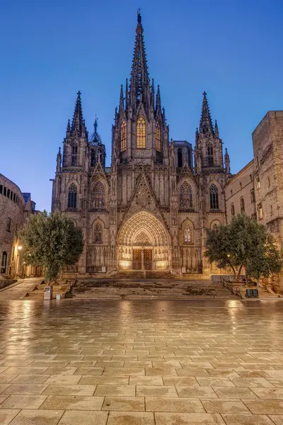 Şafak vakti, insansız, görkemli Barselona Katedrali.