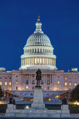 Washington DC 'de mavi saat boyunca aydınlatılmış Birleşik Devletler Kongre Binası