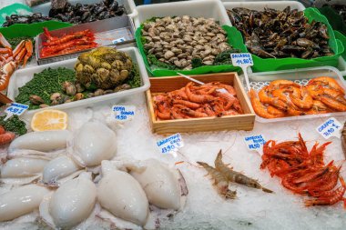Barselona 'da bir markette taze deniz ürünleri satılıyor.