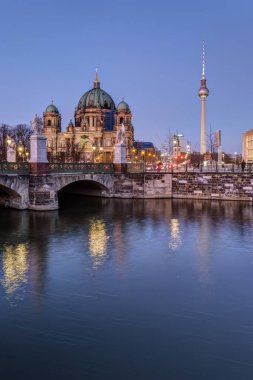 Alacakaranlıktaki görkemli katedral ve Berlin 'in ünlü TV Kulesi
