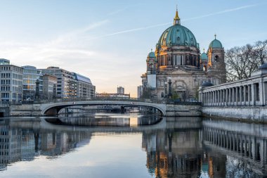 Berlin 'deki Katedral ve Müze Adası güneş doğduktan hemen sonra.