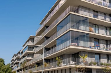 İspanya 'nın Badalona kentindeki bir sitedeki modern apartman binaları