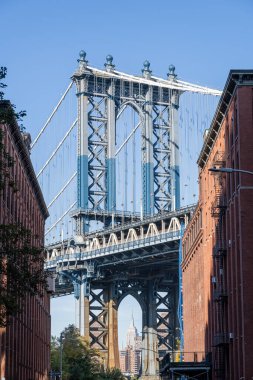 New York 'taki Empire State Binası ile Manhattan Köprüsü Dumbo, Brooklyn' deki ünlü bir bakış açısından görülüyor.