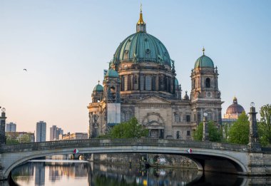 Berlin 'deki Müze Adası' ndaki heybetli Katedral güneş doğduktan hemen sonra.