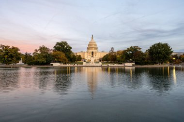 Washington 'daki Birleşik Devletler Kongre Binası. Gün batımından sonra meşhur yansıma havuzuyla.