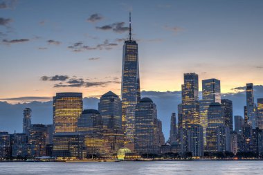 Manhattan 'ın aşağısında güneş doğmadan önce ünlü Dünya Ticaret Merkezi' nin silueti.