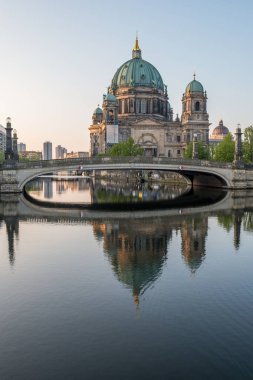Berlin 'deki Katedral ve Müze Adası güneş doğduktan hemen sonra.