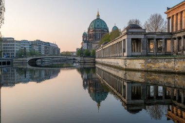 Berlin 'deki Katedral ve Müze Adası güneş doğduktan hemen sonra.