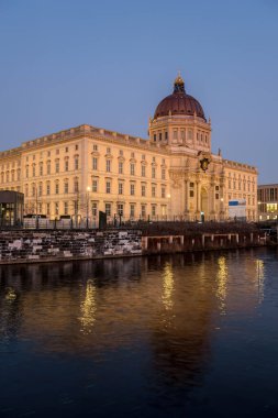 Gece Berlin 'de yeniden inşa edilen Stadtschloss.