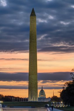 Washington Anıtı, güneş doğmadan önce arkada Kongre Binası ile aydınlandı.