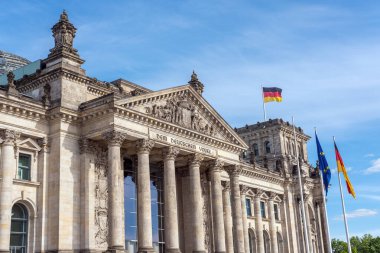 Güneşli bir günde Berlin 'deki Reichstag' ın ana kapısı.