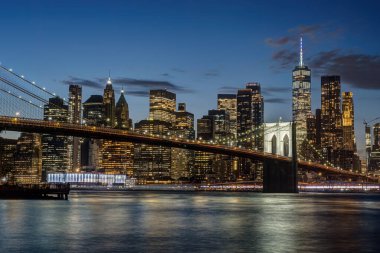 Brooklyn Köprüsü ve Manhattan 'ın silueti New York' ta geceleyin