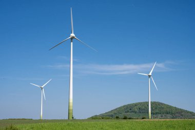 Almanya 'da kırsal manzaralı modern rüzgar enerjisi santralleri