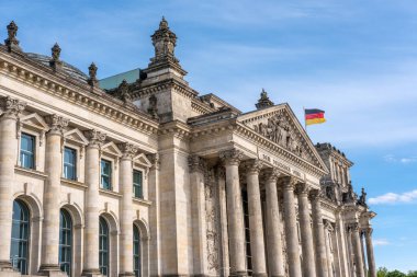 Güneşli bir günde Berlin 'deki Reichstag' ın ana kapısı.