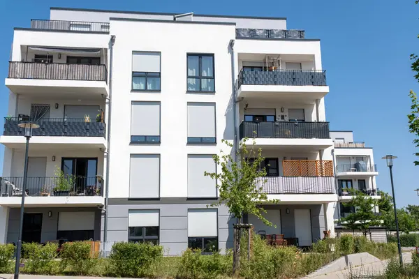 Almanya 'da beyaz çoklu aile konutları görüldü