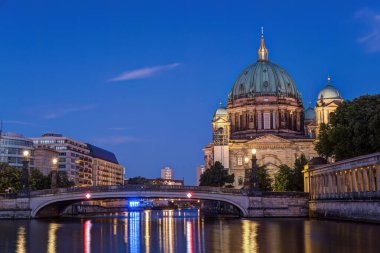 Görkemli Berlin Katedrali ve Spree Nehri Alacakaranlıkta