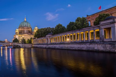 Berlin 'deki Müze Adası' nda geceleri katedral var.