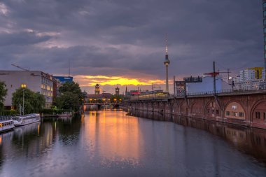 Berlin 'de Spree nehri. Gün batımından sonra ünlü TV kulesi.