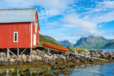 Norveç 'in kuzeyindeki Senja adasında geleneksel kırmızı kayıkhane görüldü.