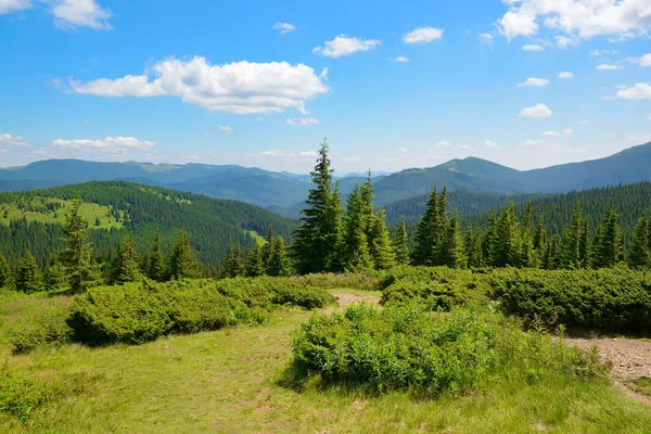 Piękny Jasny Górski Krajobraz Błękitne Niebo Białymi Chmurami — Zdjęcie stockowe