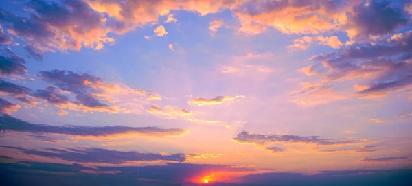 Fantastic Pink Sunset Bright Blue Sky Fluffy Clouds — Stock Photo, Image
