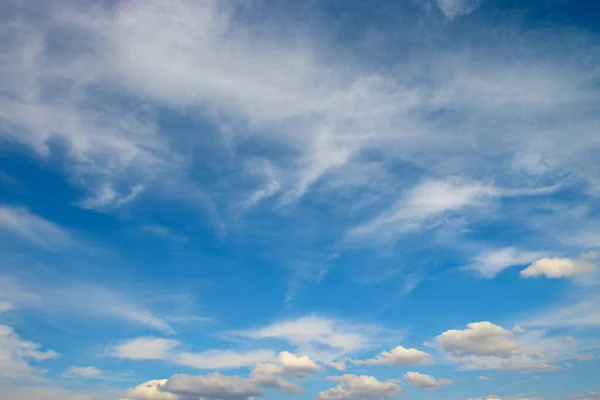 真っ青な空に白いふわふわの雲 — ストック写真