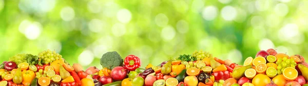 绿色模糊背景下的大量新鲜水果 蔬菜和浆果 — 图库照片