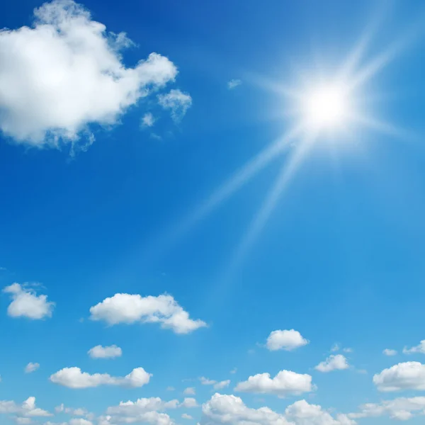 Beyaz Kabarık Bulutlu Güzel Mavi Gökyüzünde Güneş — Stok fotoğraf