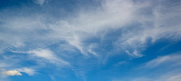 真っ青な空に白いふわふわの雲 — ストック写真
