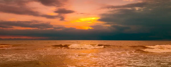 Schöner Farbenfroher Sonnenaufgang Über Dem Meer Und Dramatische Wolken Panoramafoto — Stockfoto