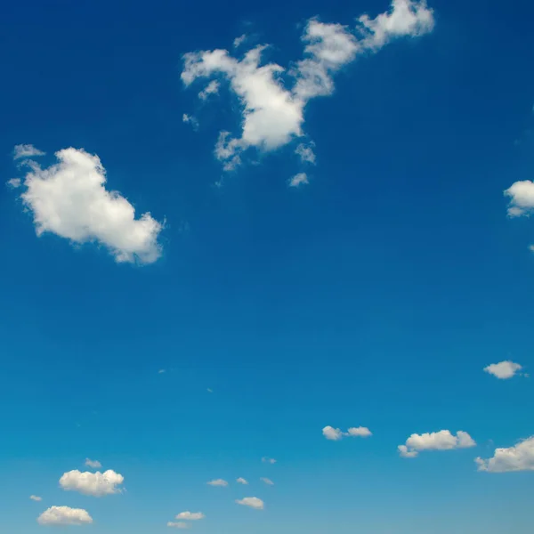 Weiße Flauschige Wolken Und Strahlende Sonne Blauen Himmel — Stockfoto