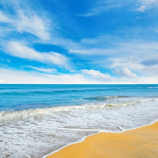 Jasny Piękny Ocean Małymi Falami Błękitnym Niebem — Zdjęcie stockowe