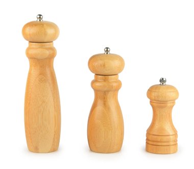 Beyaz arkaplanda izole edilmiş baharatlar için ahşap öğütücüleri ayarla.