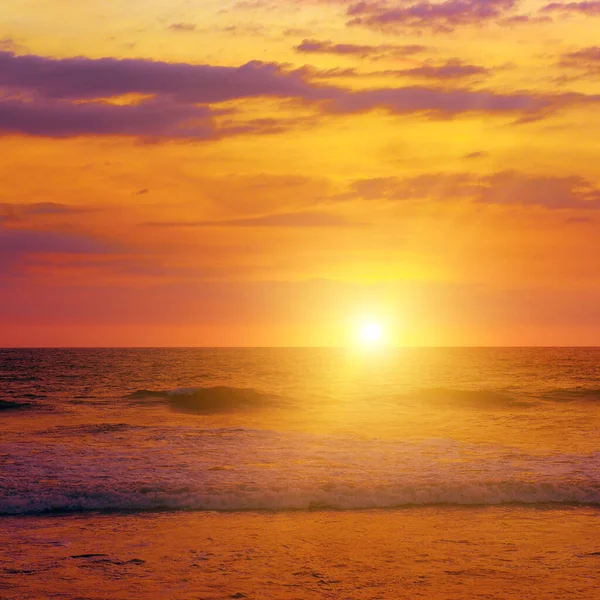 穏やかな海の上の豪華な明るい夕日 — ストック写真